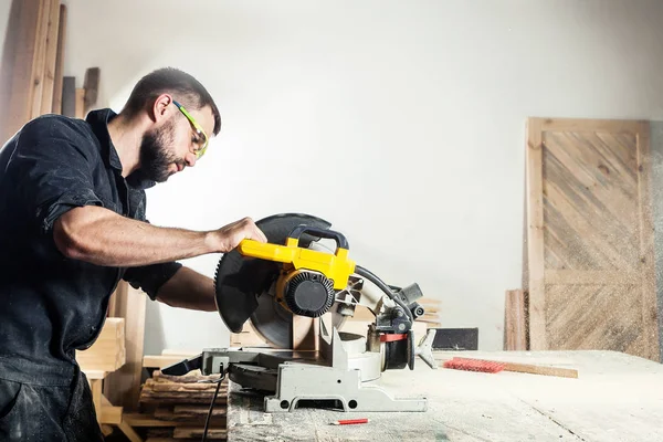 Homme planche à scier — Photo