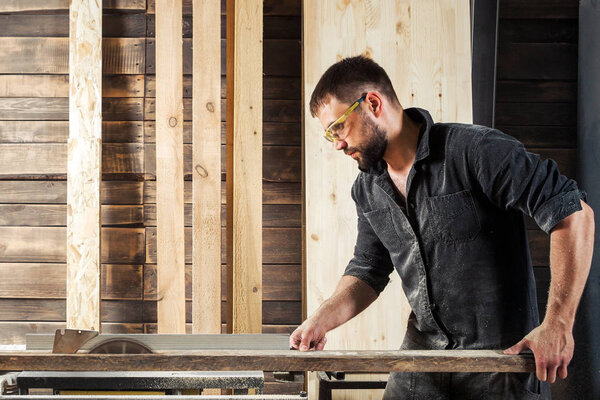 carpenter sawing board