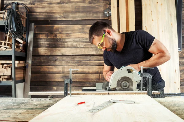 Mann sägt ein breites Holz — Stockfoto