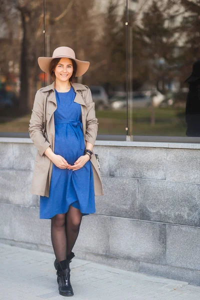 Gelukkige zwangere vrouw — Stockfoto