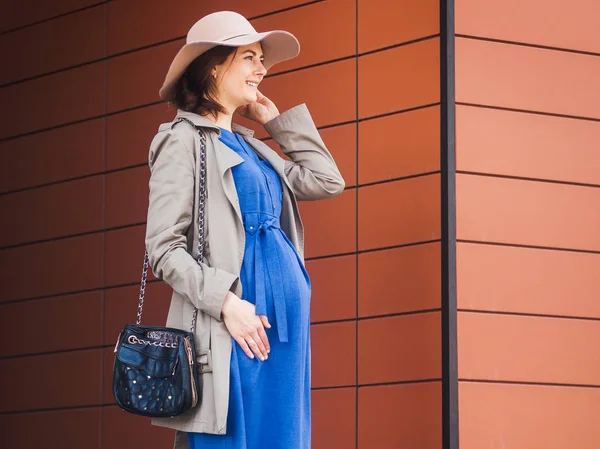 Trendy modern zwanger — Stockfoto