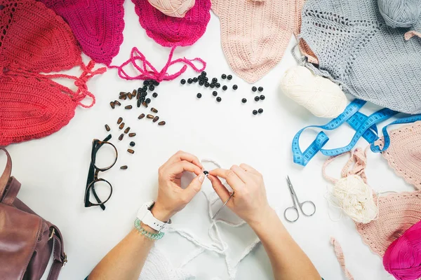 Femme tricote un crochet — Photo