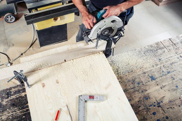 Tischler sägt Holz — Stockfoto