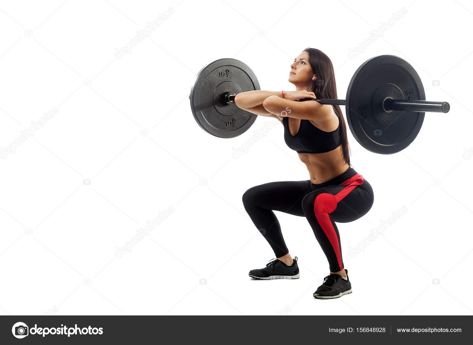 Foto cortada vertical de uma mulher atlética fazendo agachamentos de sumô  com barra