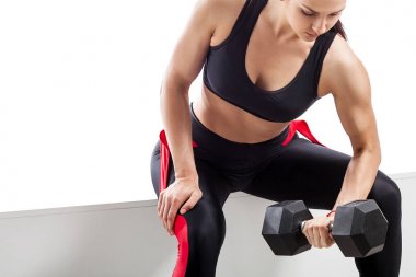 pazı bir dumbbell ile bir egzersiz yaparak kadın