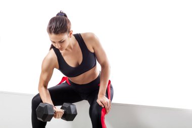 pazı bir dumbbell ile bir egzersiz yaparak kadın