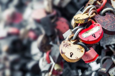 Kalp metal kilitleri