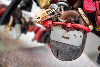 Metal kalp kilitleri.