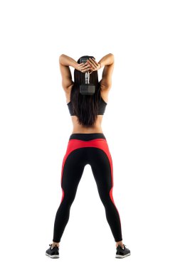 kadın dumbbells ile egzersiz yaparak