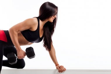 kadının bir dumbbell ile bir egzersiz yapması