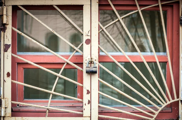 Altes Fenster mit Metallgitter — Stockfoto