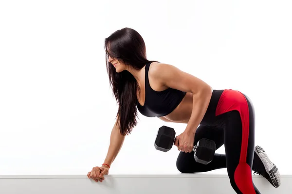 Mulher fazendo um exercício com um halteres — Fotografia de Stock