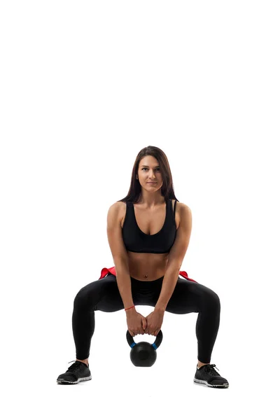 Kvinna gör en knäböj med vikter — Stockfoto