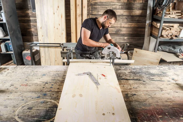 Man zagen met een cirkelzaag een houten — Stockfoto