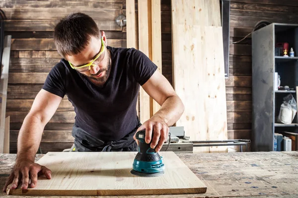 Hombre maneja una tabla de madera — Foto de Stock