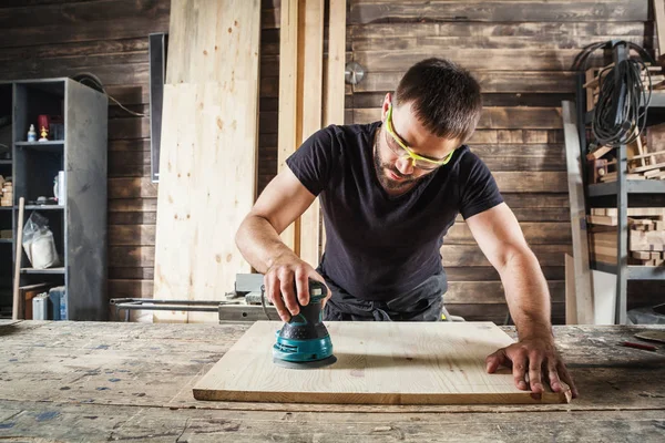 Hombre maneja una tabla de madera — Foto de Stock