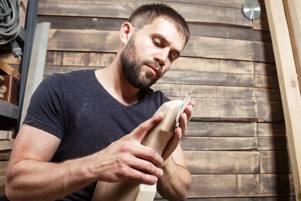 Man  polishes wooden board — Stock Photo, Image