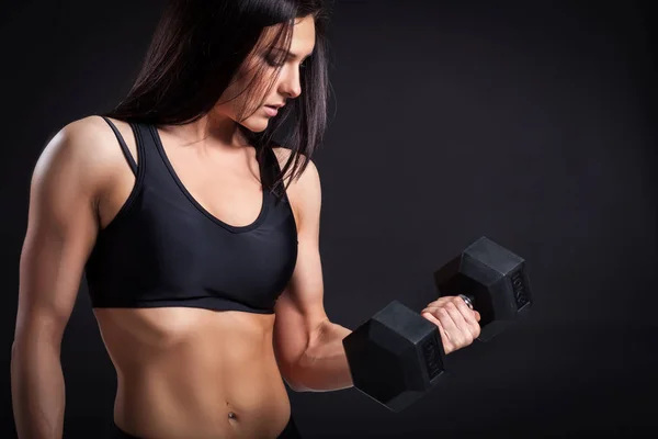 Femme faisant un exercice avec un haltère — Photo