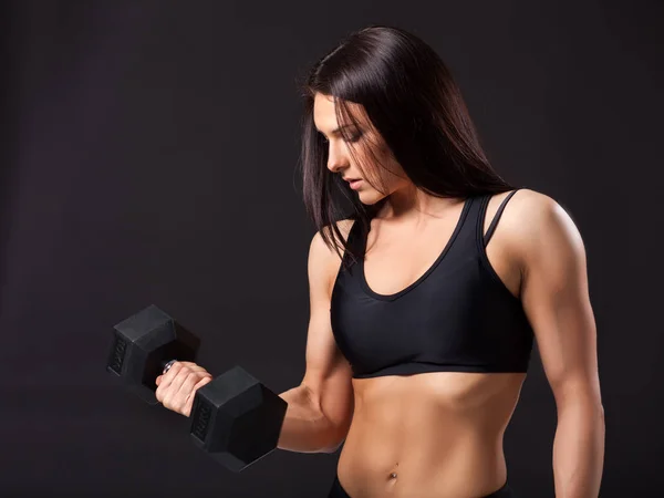 Femme faisant un exercice avec un haltère — Photo