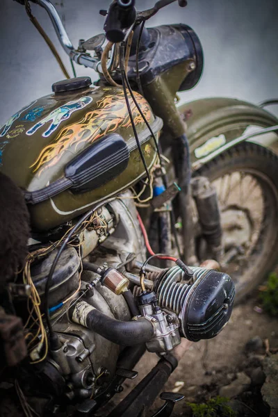 Altes grünes Motorrad — Stockfoto