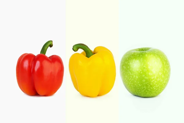Duże czerwone i żółte papryki i duże zielone jabłuszko — Zdjęcie stockowe