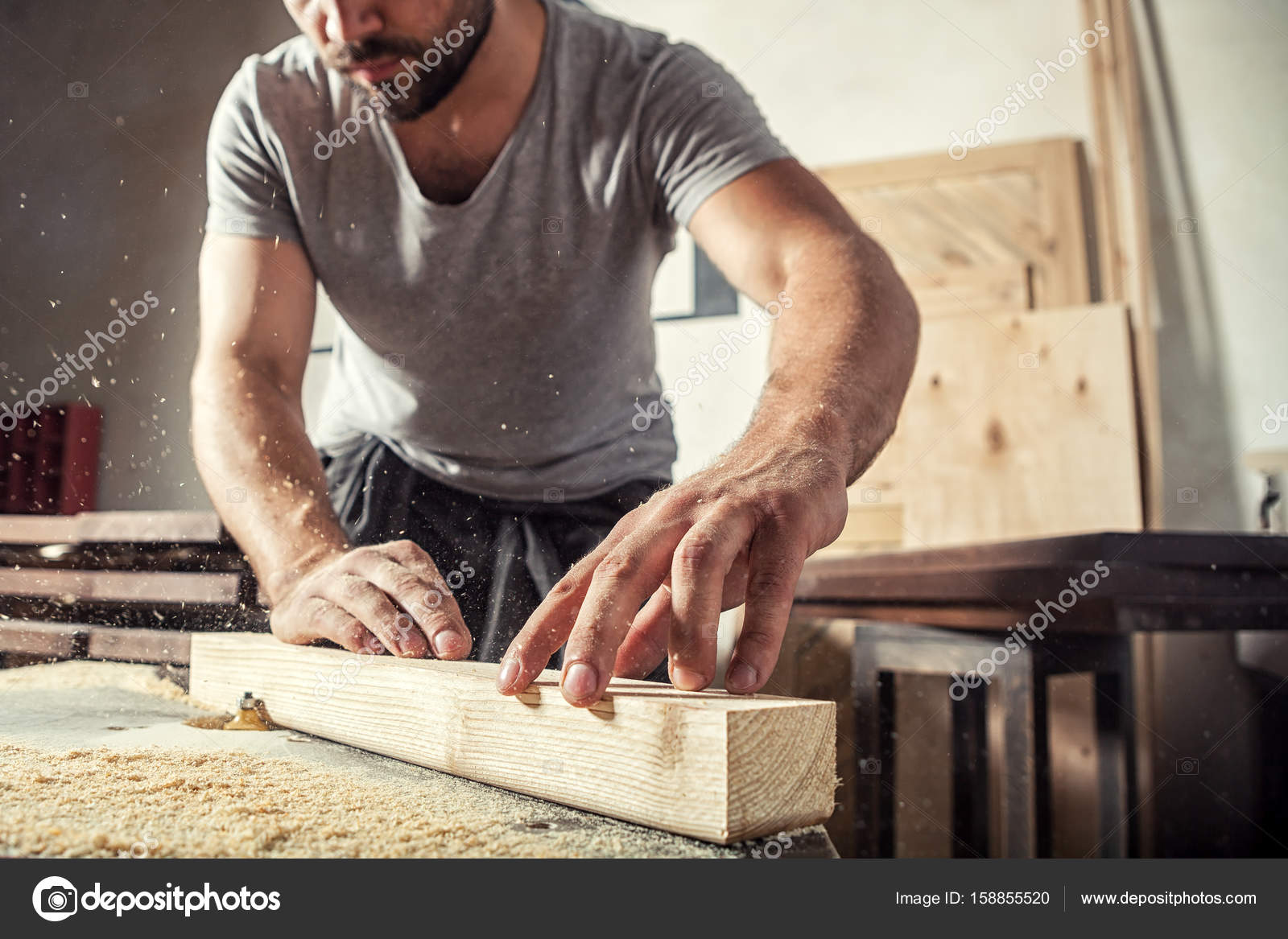 Столяр. Человек который работает с деревом. Столяр это человек который. Столяр плотник. Фото как люди работают с деревом.