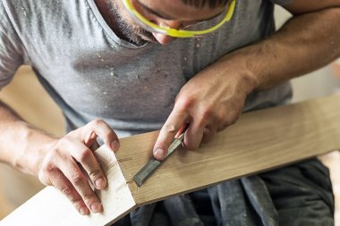 adam ahşap ürün bir keski ile tedavi