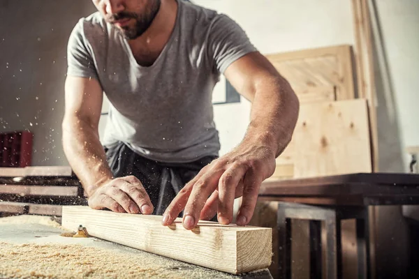Uomo ruba un legno con una fresatrice — Foto Stock