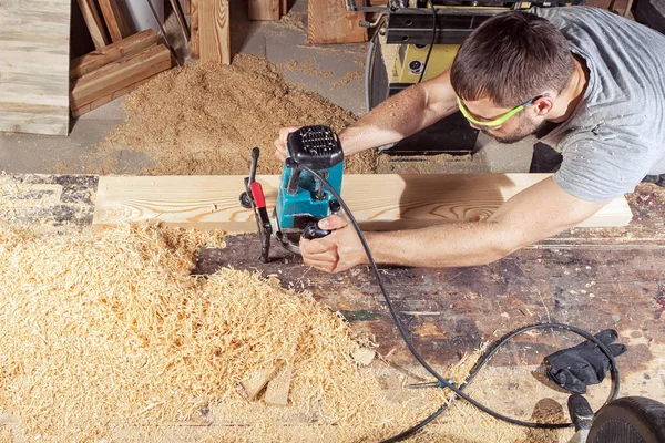 Ο άνθρωπος που εργάζονται ξύλινη σανίδα άλεση μηχάνημα — Φωτογραφία Αρχείου
