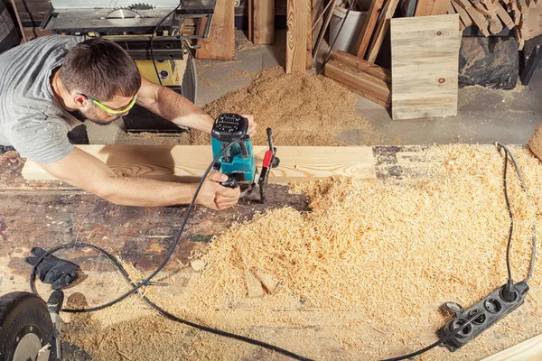 Mężczyzna pracujący drewniane deska Frezarka — Zdjęcie stockowe