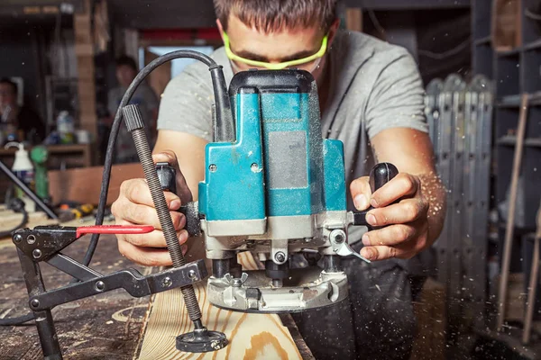 남자와 나무 판자 밀링 기계 — 스톡 사진