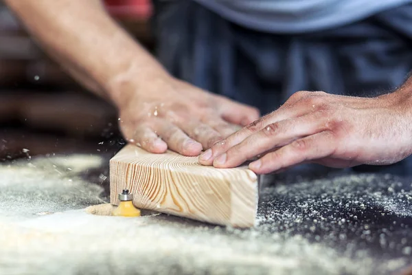 Lavorazioni falegname in legno con fresatrice — Foto Stock