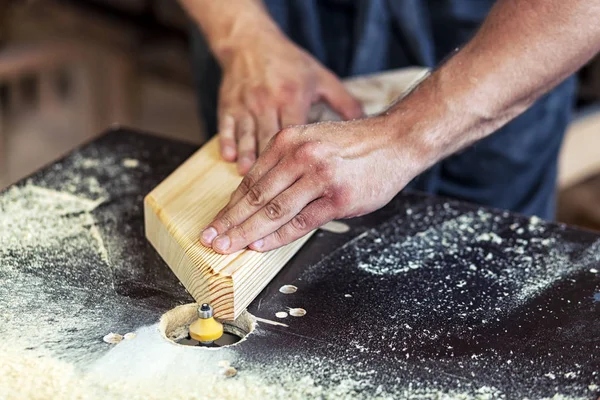 Carpintero procesa madera con una fresadora — Foto de Stock