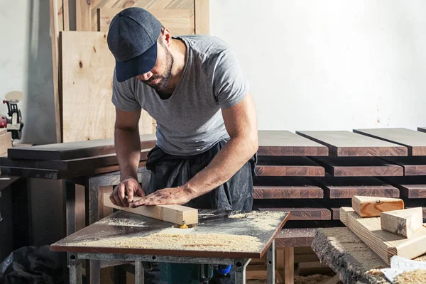 木造男を扱う加工機 — ストック写真