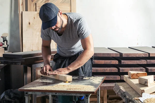 Homme travail en bois avec une fraiseuse — Photo