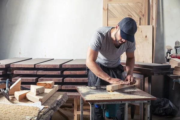 Hombre es igual a madera con una fresadora — Foto de Stock