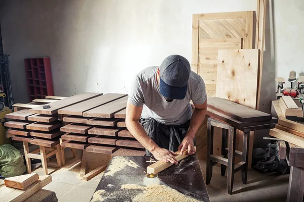 Uomo uguale legno con una fresatrice — Foto Stock