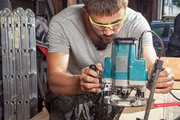 Mensch gleich Holz mit Fräsmaschine — Stockfoto