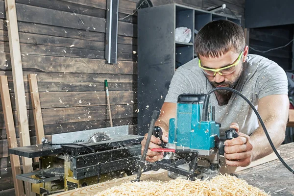 Hombre sosteniendo una fresadora — Foto de Stock