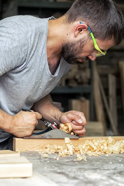 Carpenter drží letadlo black jack — Stock fotografie