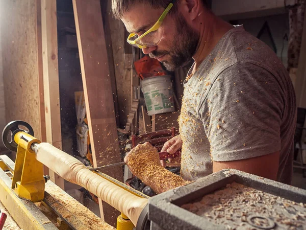 El hombre trabaja en la madera del torno — Foto de Stock