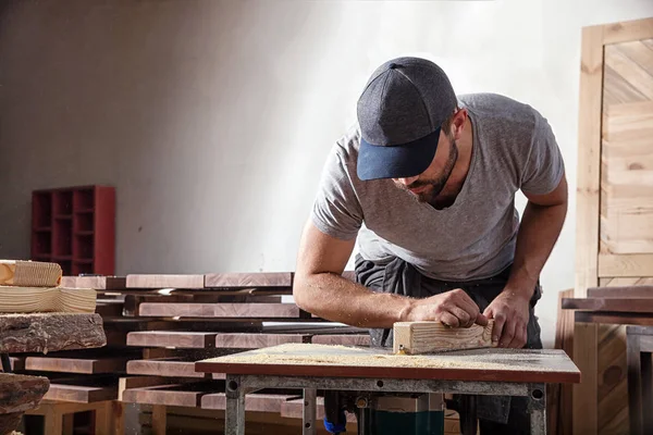 Uomo equivale a una fresatrice barra di legno — Foto Stock