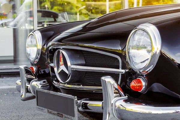 Nowosibirsk, russland - 16. juni 2017: mercedes-benz 190 sl — Stockfoto