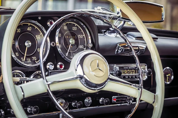 Novosibirsk, Russia - June 16, 2017: Mercedes-Benz 190 sl — Stock Photo, Image