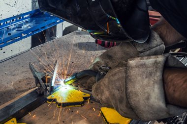 adam kaynak kaynak makinesi bir atölyede bir metal