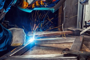 adam kaynak bir metal kaynak Makinası