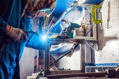 adam kaynak bir metal kaynak Makinası