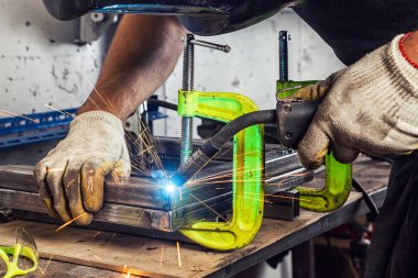 adam kaynak makinesi bir metal kaynak 