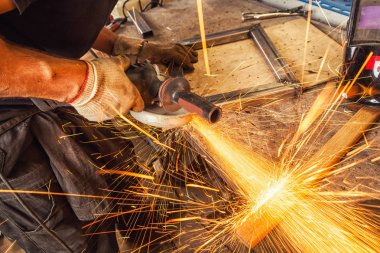 Yakın çekim adam Kaynakçı metal biler