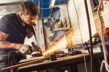 Adam metal açılı taşlama parlatır